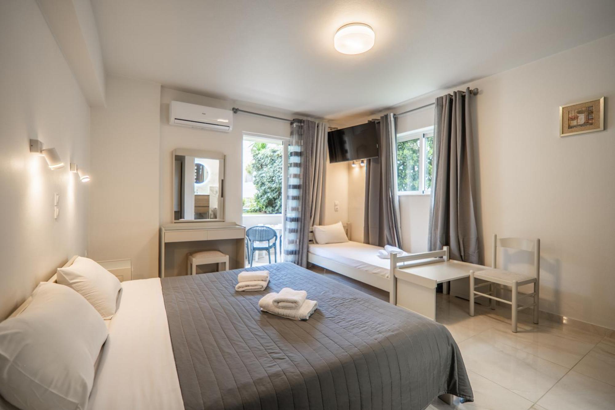 Manos Beachside Apartments Agia Marina  Екстер'єр фото