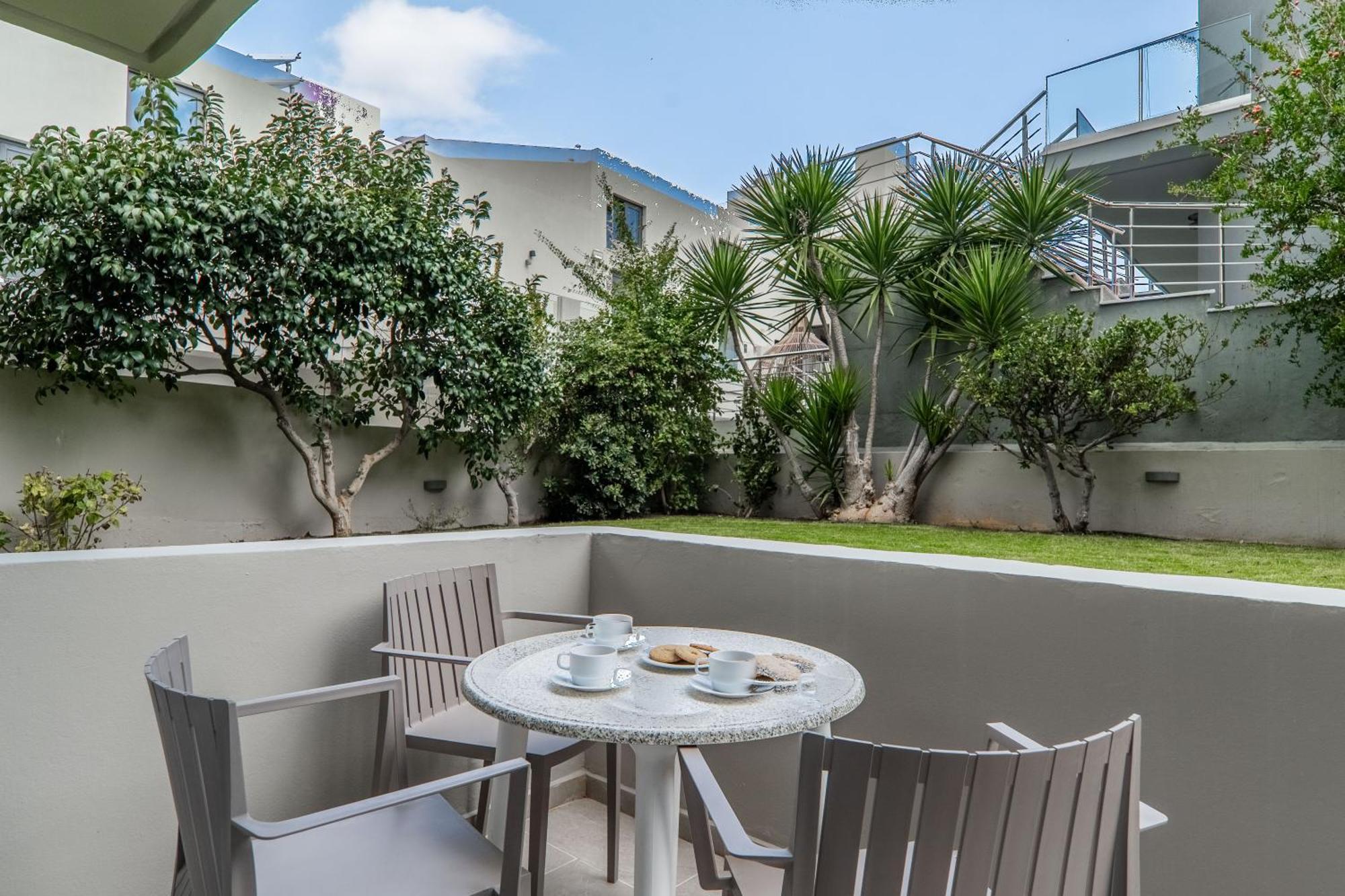 Manos Beachside Apartments Agia Marina  Екстер'єр фото