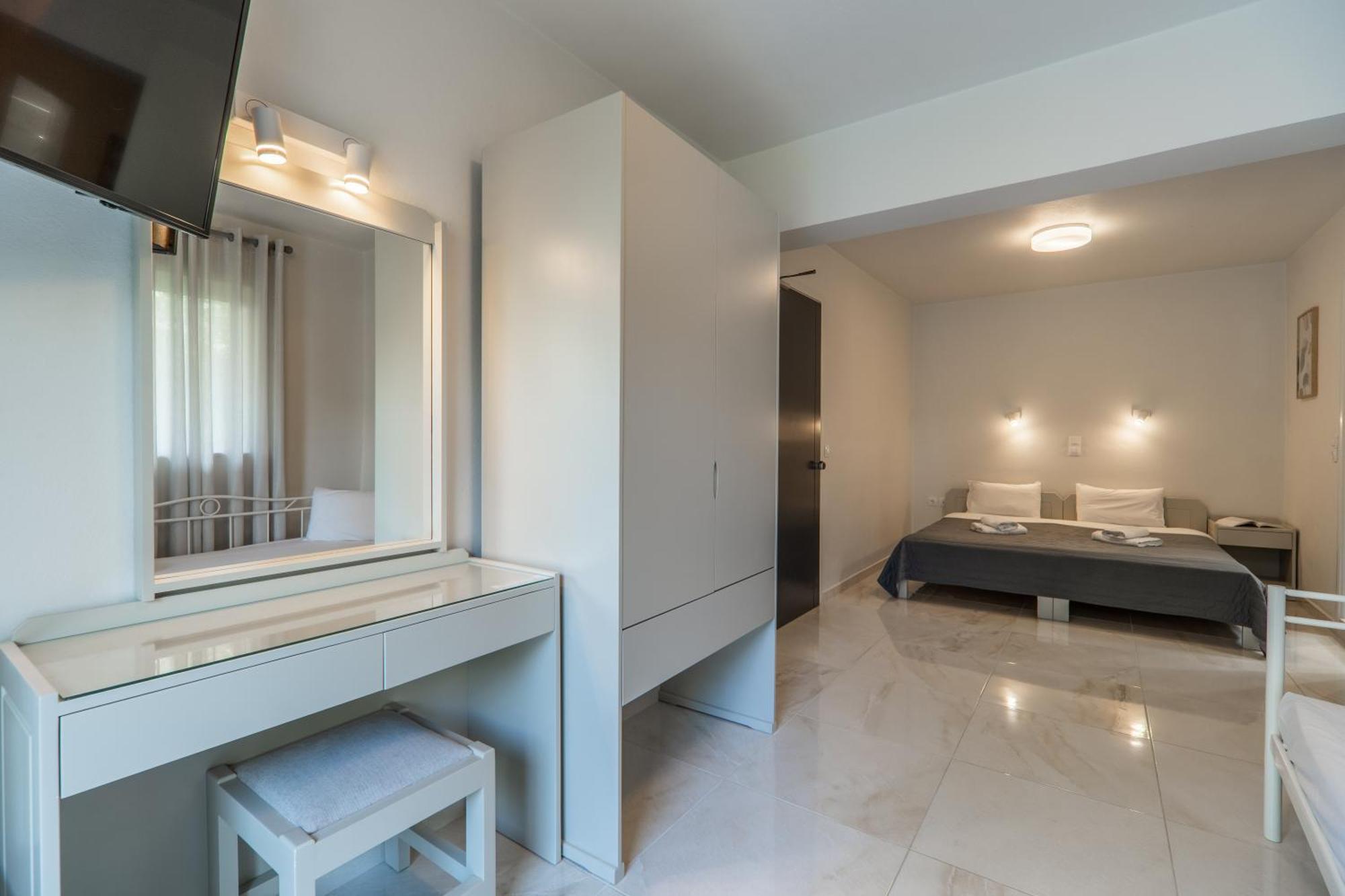Manos Beachside Apartments Agia Marina  Номер фото