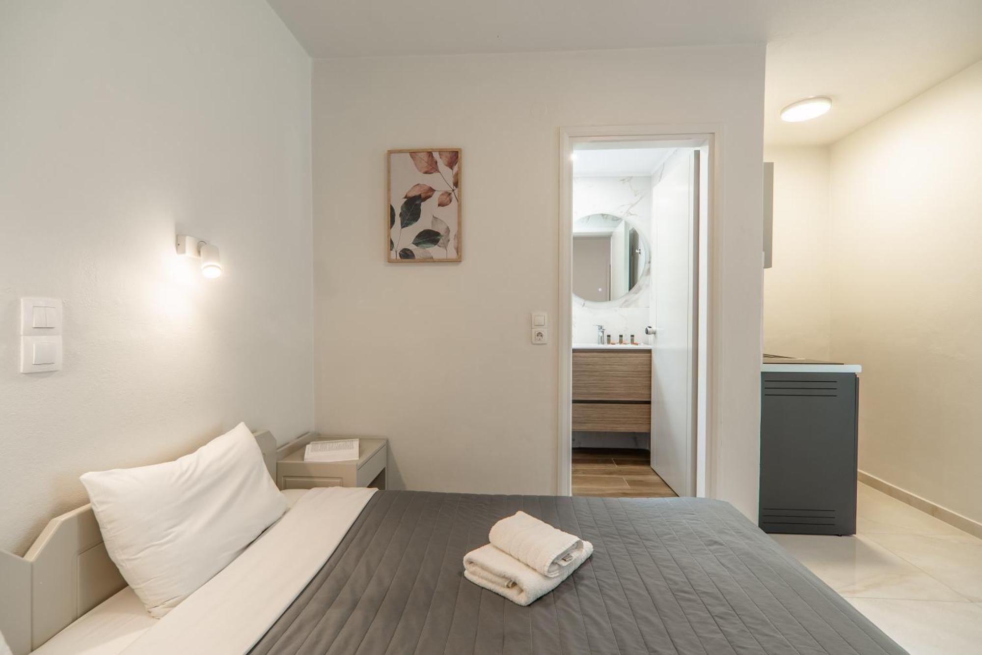 Manos Beachside Apartments Agia Marina  Номер фото