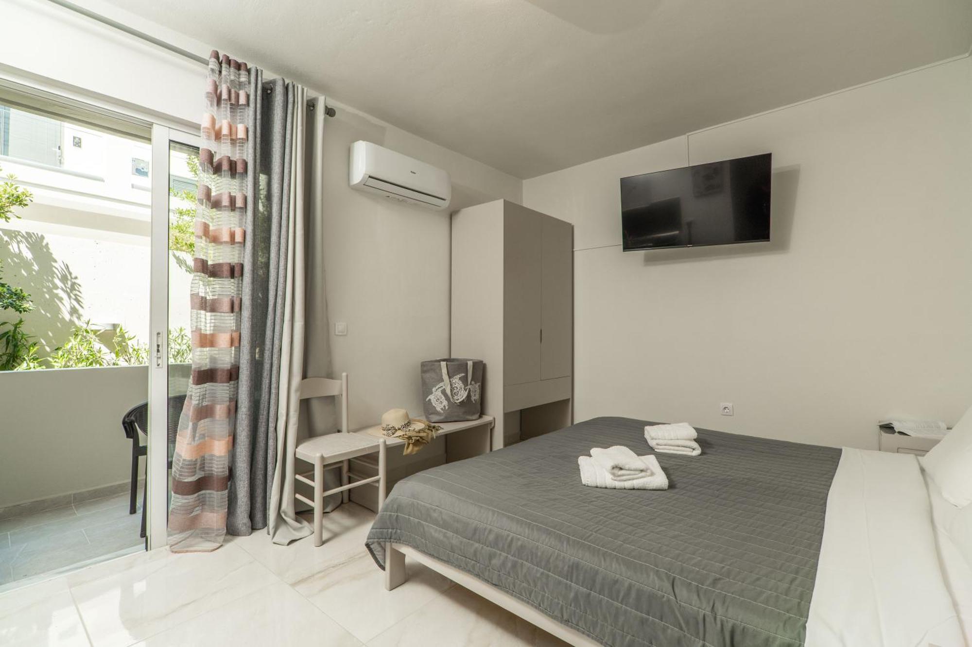 Manos Beachside Apartments Agia Marina  Екстер'єр фото