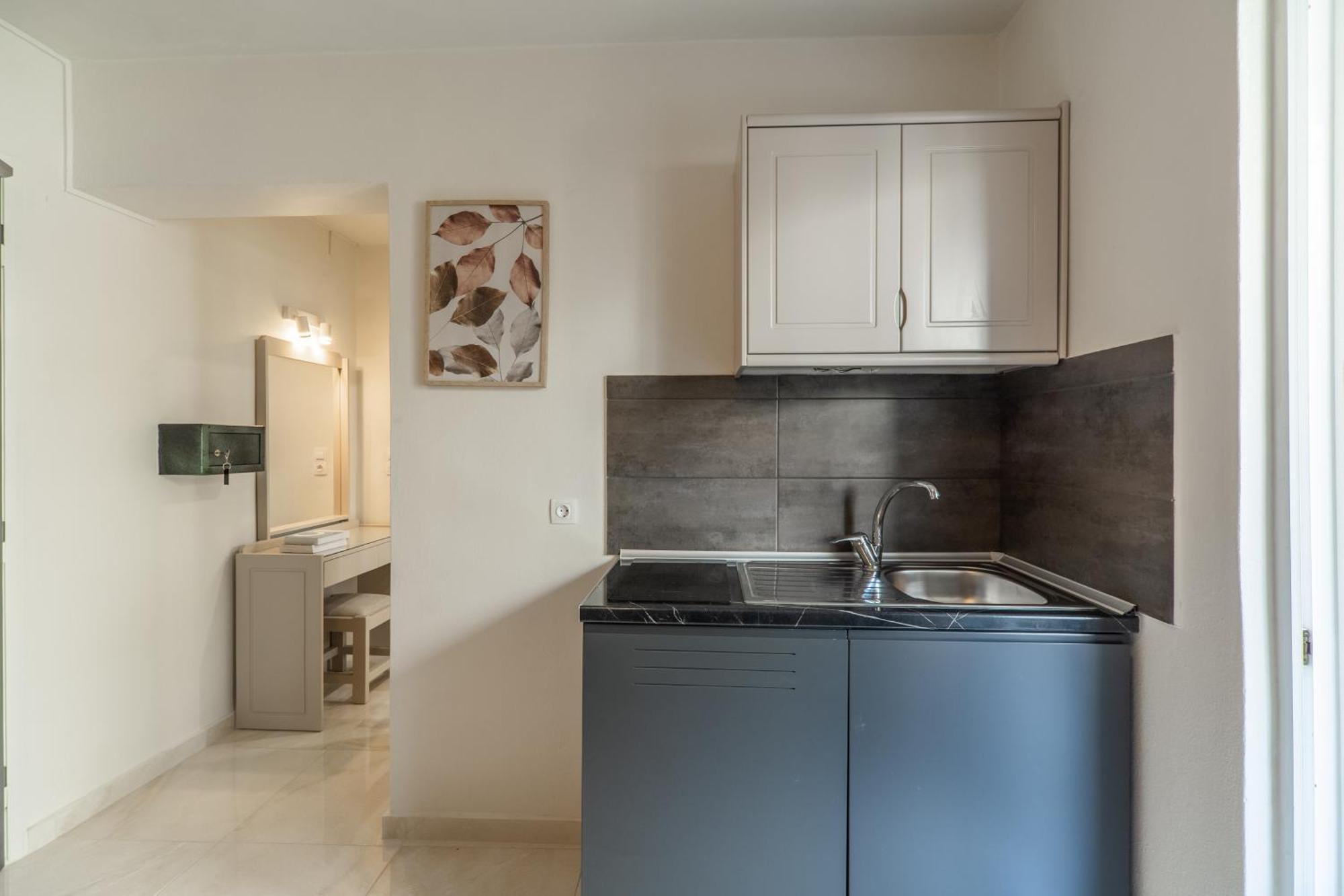 Manos Beachside Apartments Agia Marina  Номер фото