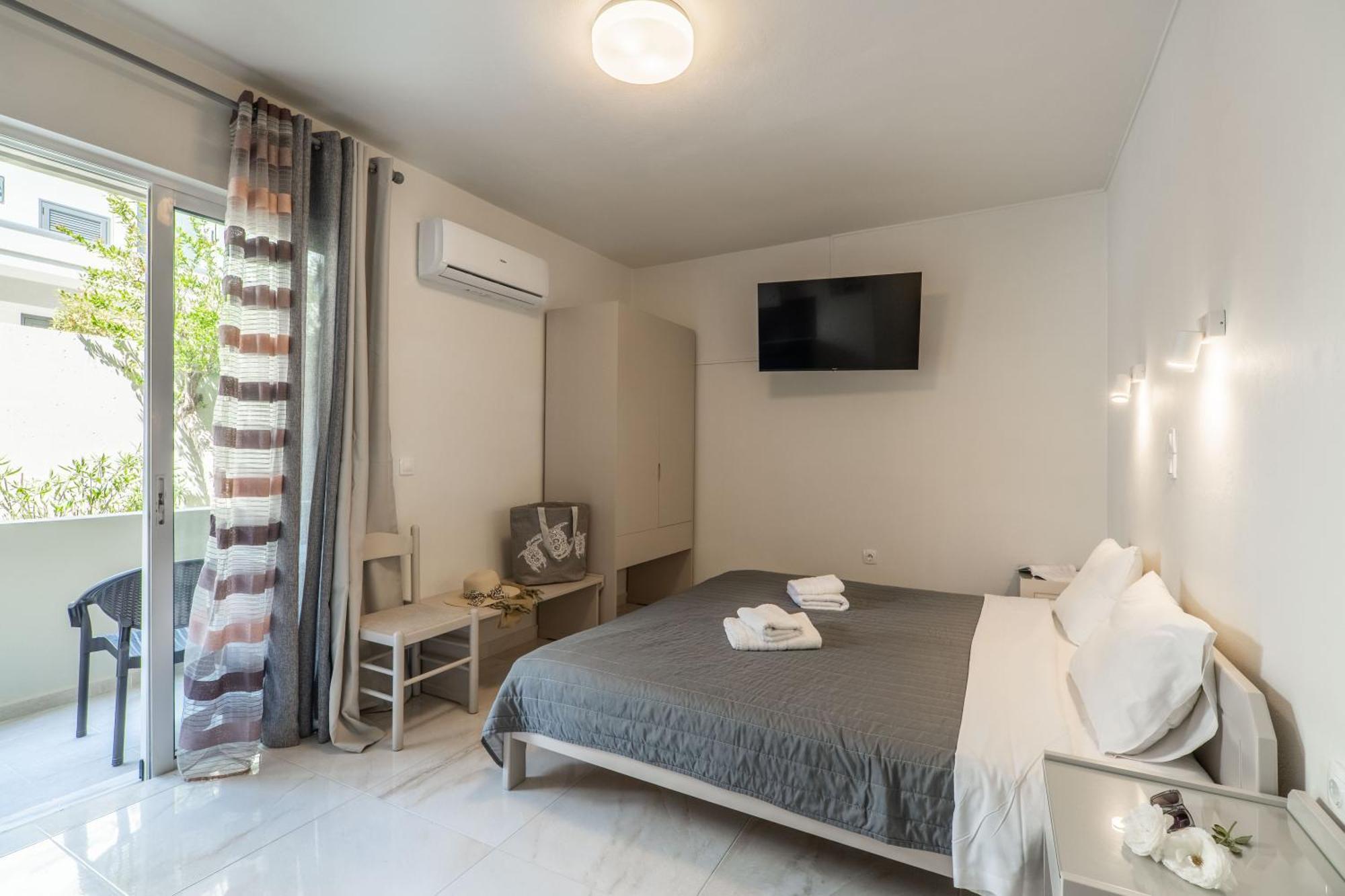Manos Beachside Apartments Agia Marina  Екстер'єр фото