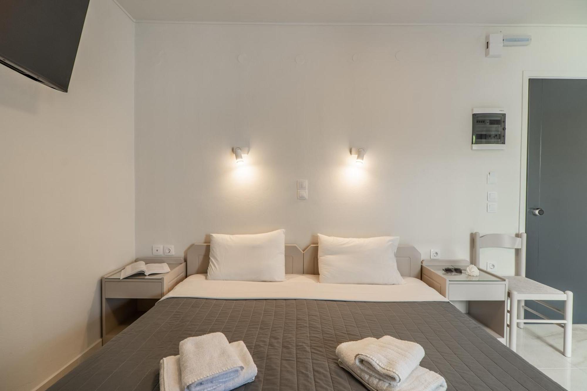 Manos Beachside Apartments Agia Marina  Номер фото