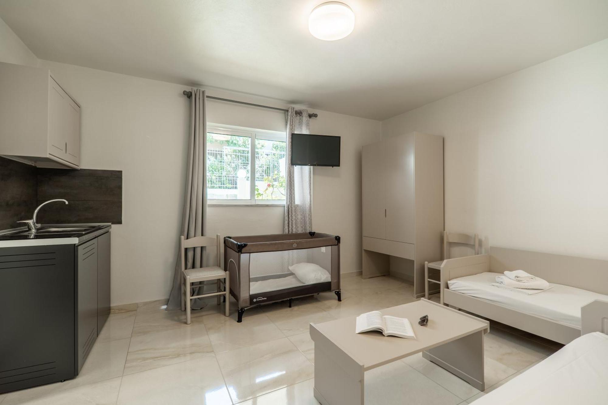 Manos Beachside Apartments Agia Marina  Номер фото