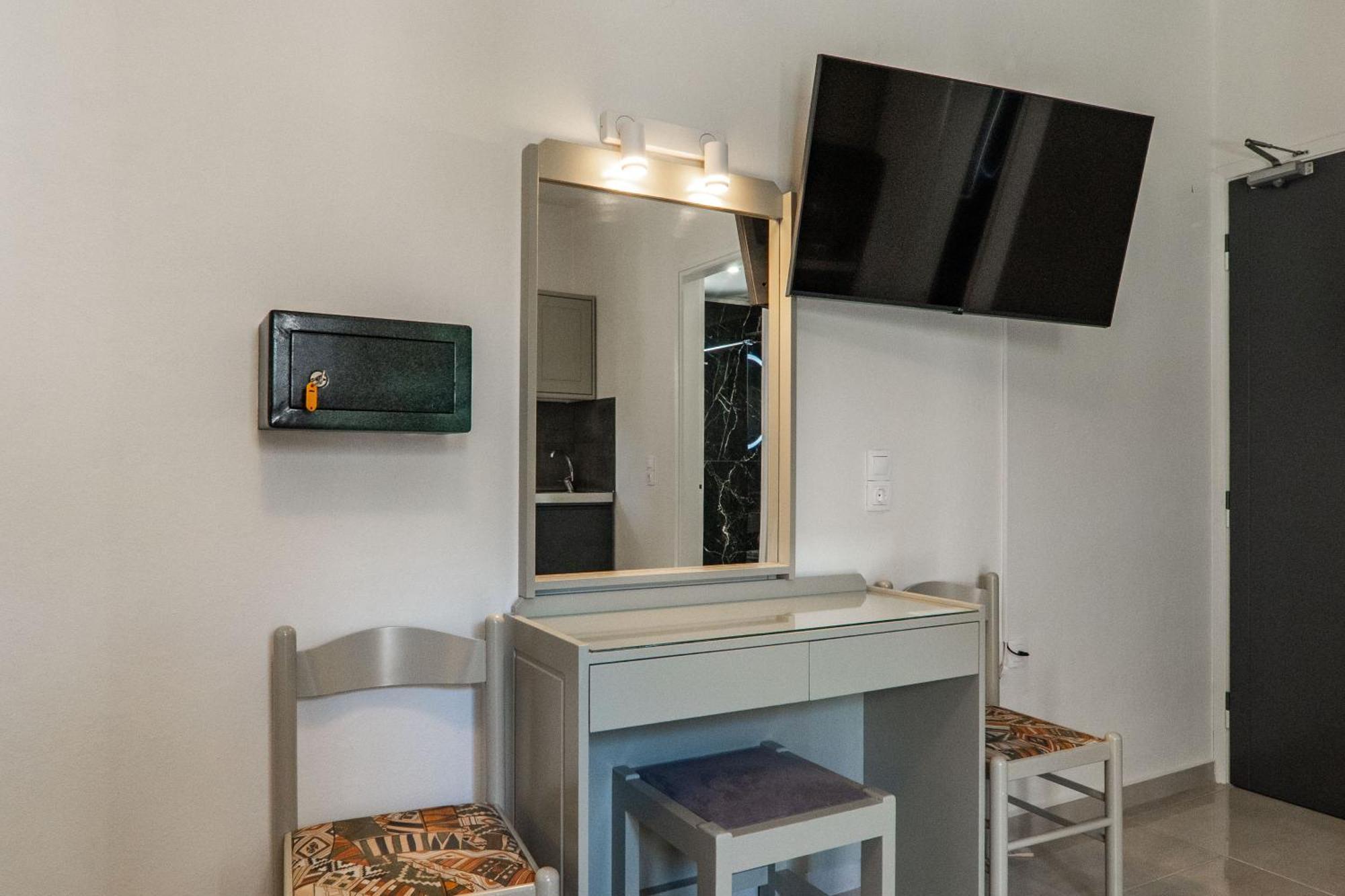Manos Beachside Apartments Agia Marina  Номер фото