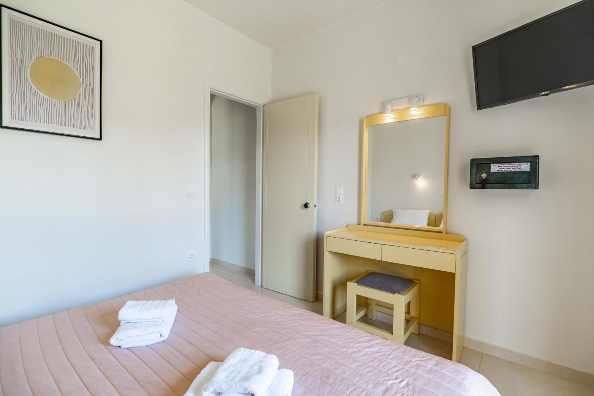 Manos Beachside Apartments Agia Marina  Екстер'єр фото