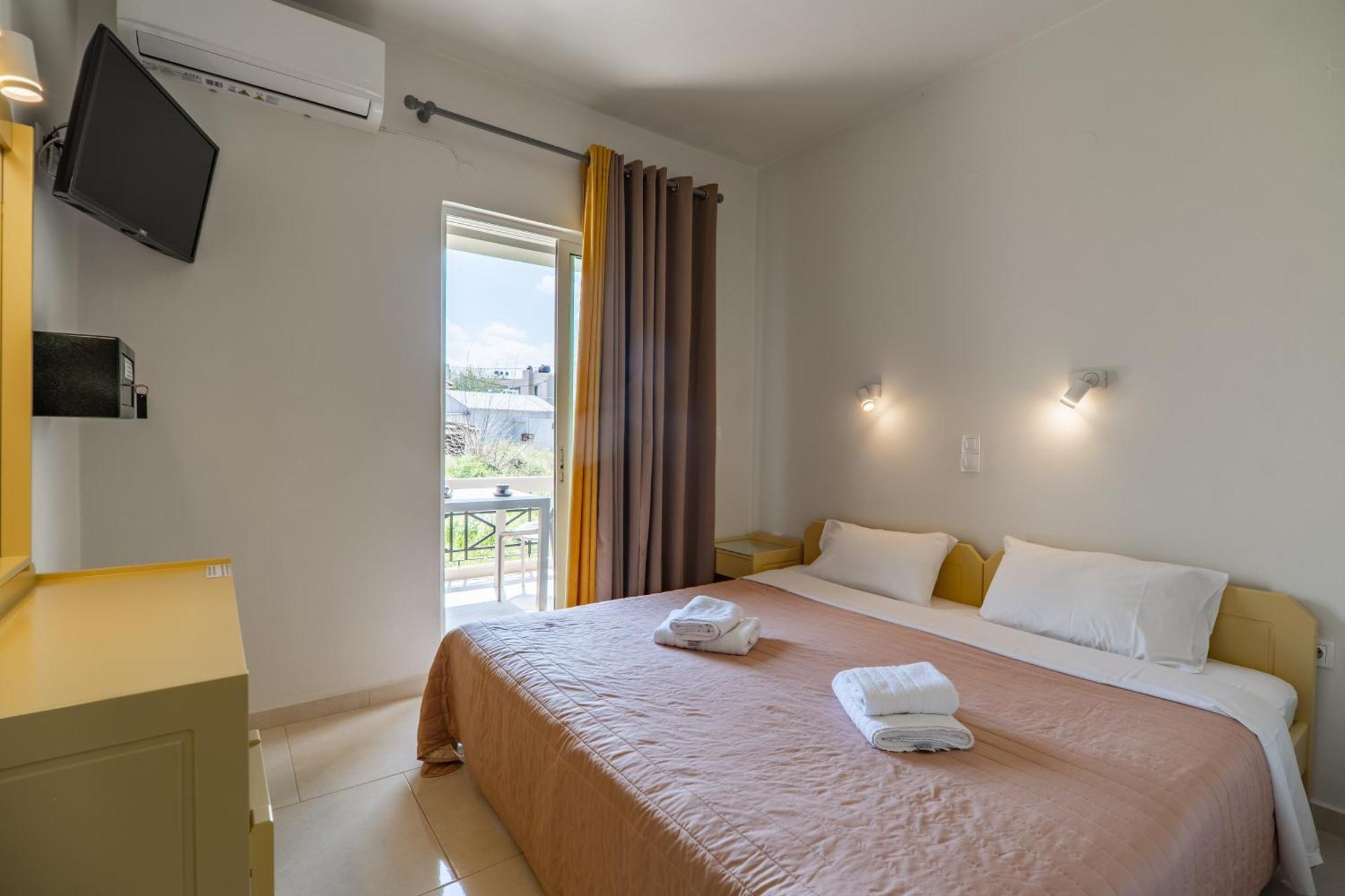 Manos Beachside Apartments Agia Marina  Екстер'єр фото
