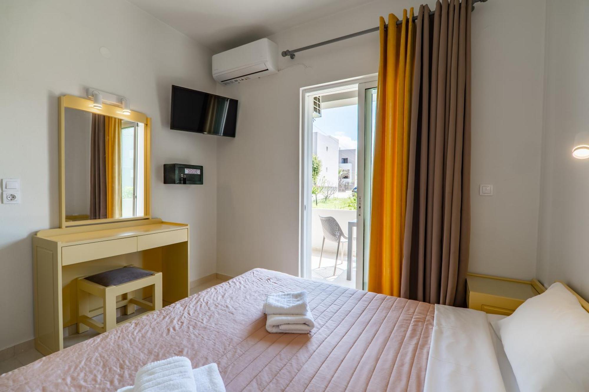 Manos Beachside Apartments Agia Marina  Екстер'єр фото
