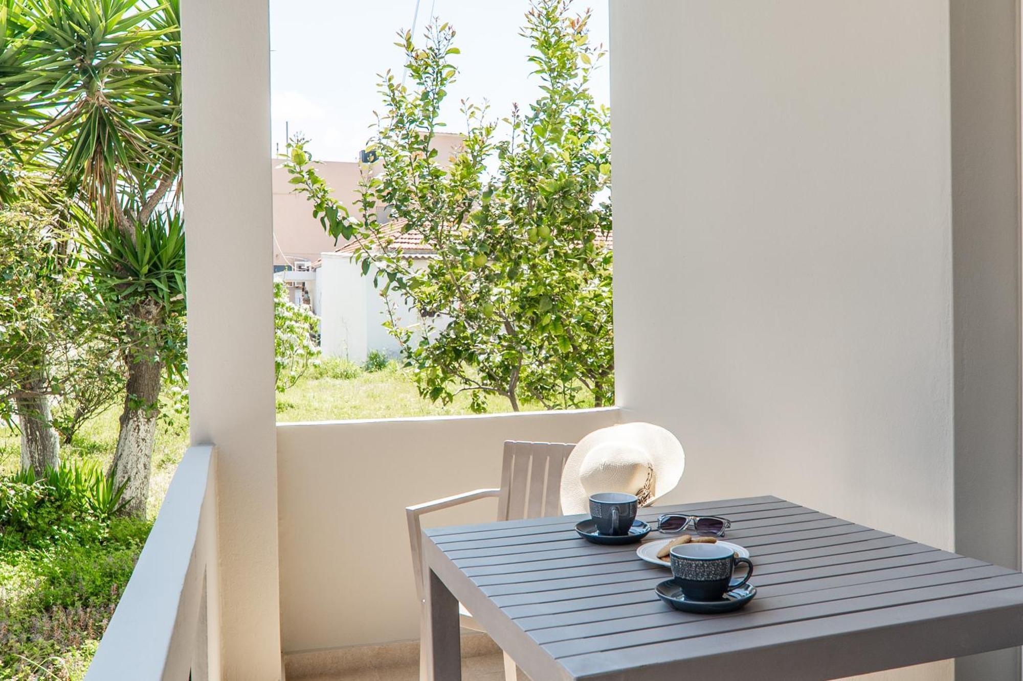 Manos Beachside Apartments Agia Marina  Екстер'єр фото