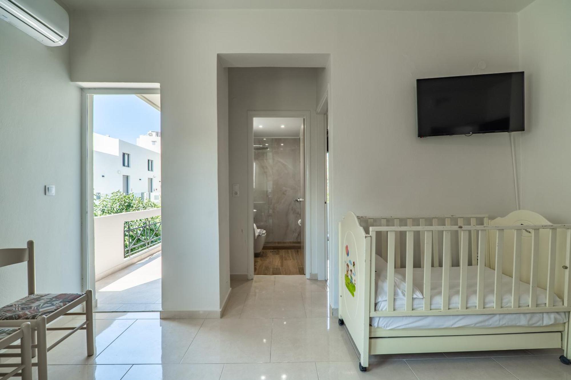 Manos Beachside Apartments Agia Marina  Номер фото