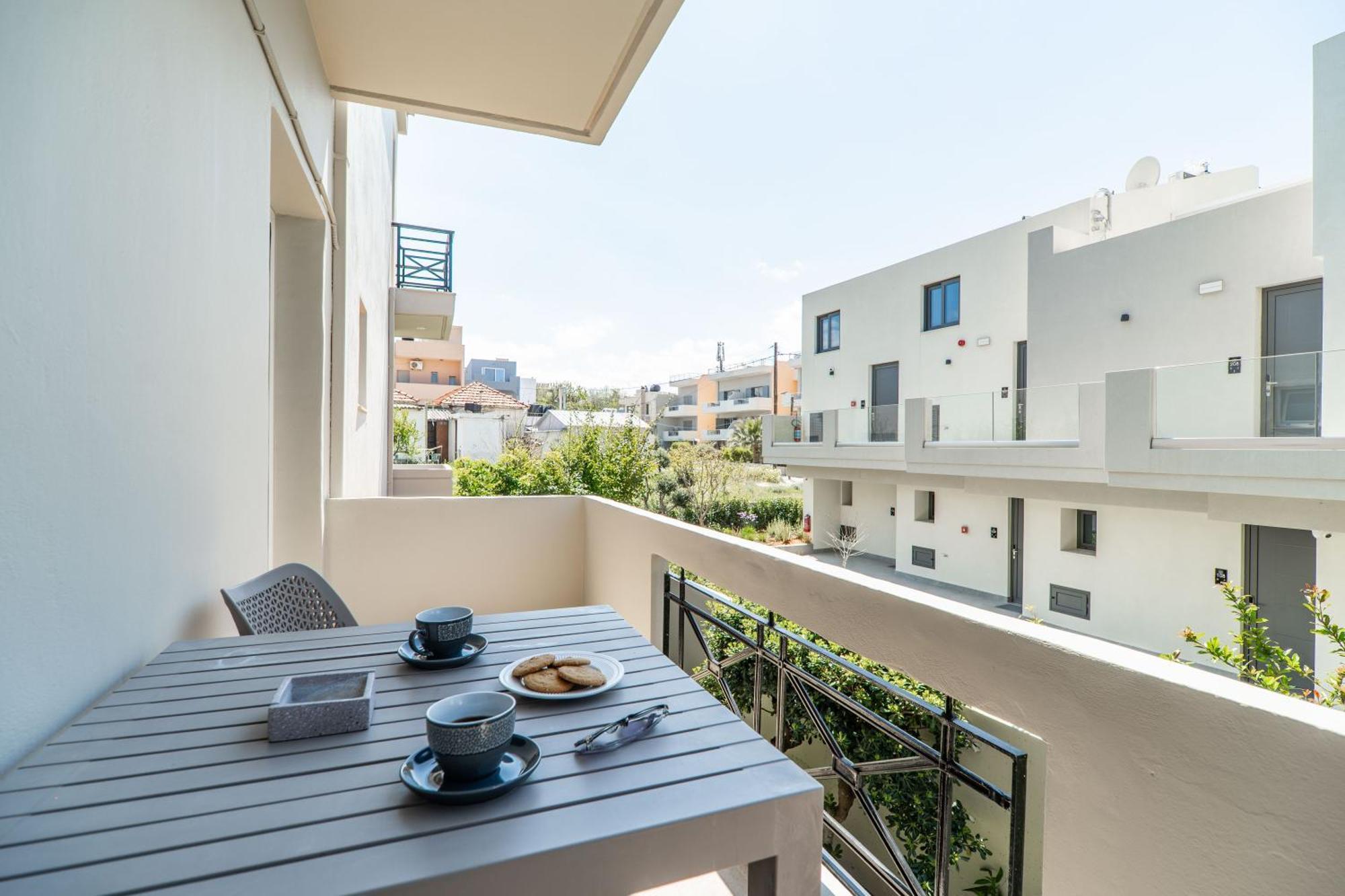 Manos Beachside Apartments Agia Marina  Екстер'єр фото