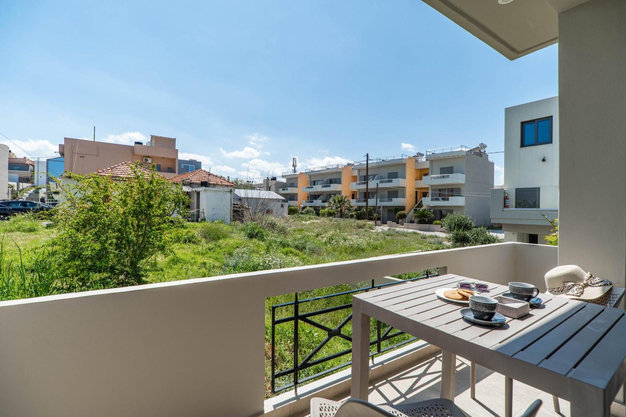 Manos Beachside Apartments Agia Marina  Екстер'єр фото