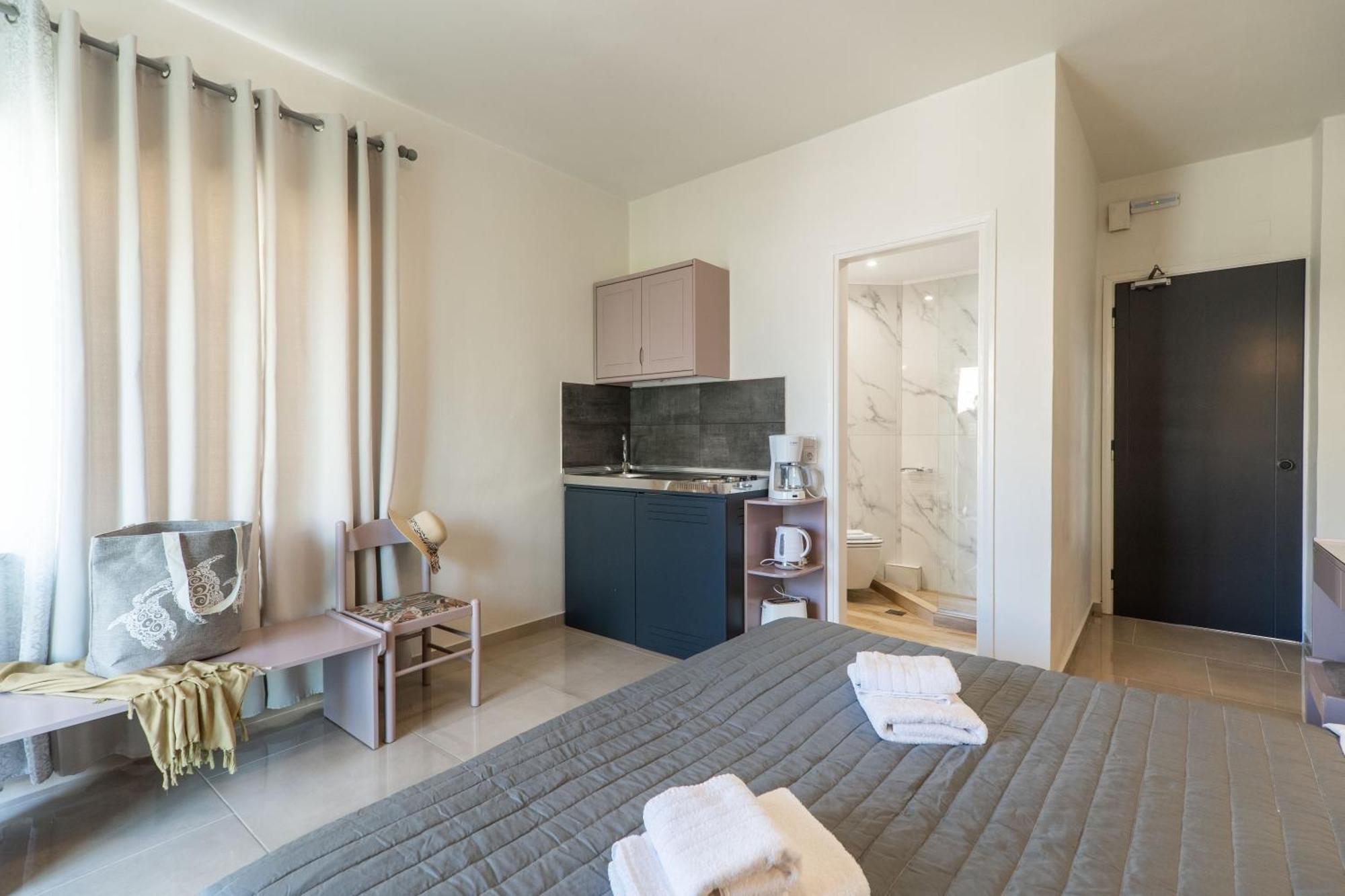 Manos Beachside Apartments Agia Marina  Екстер'єр фото