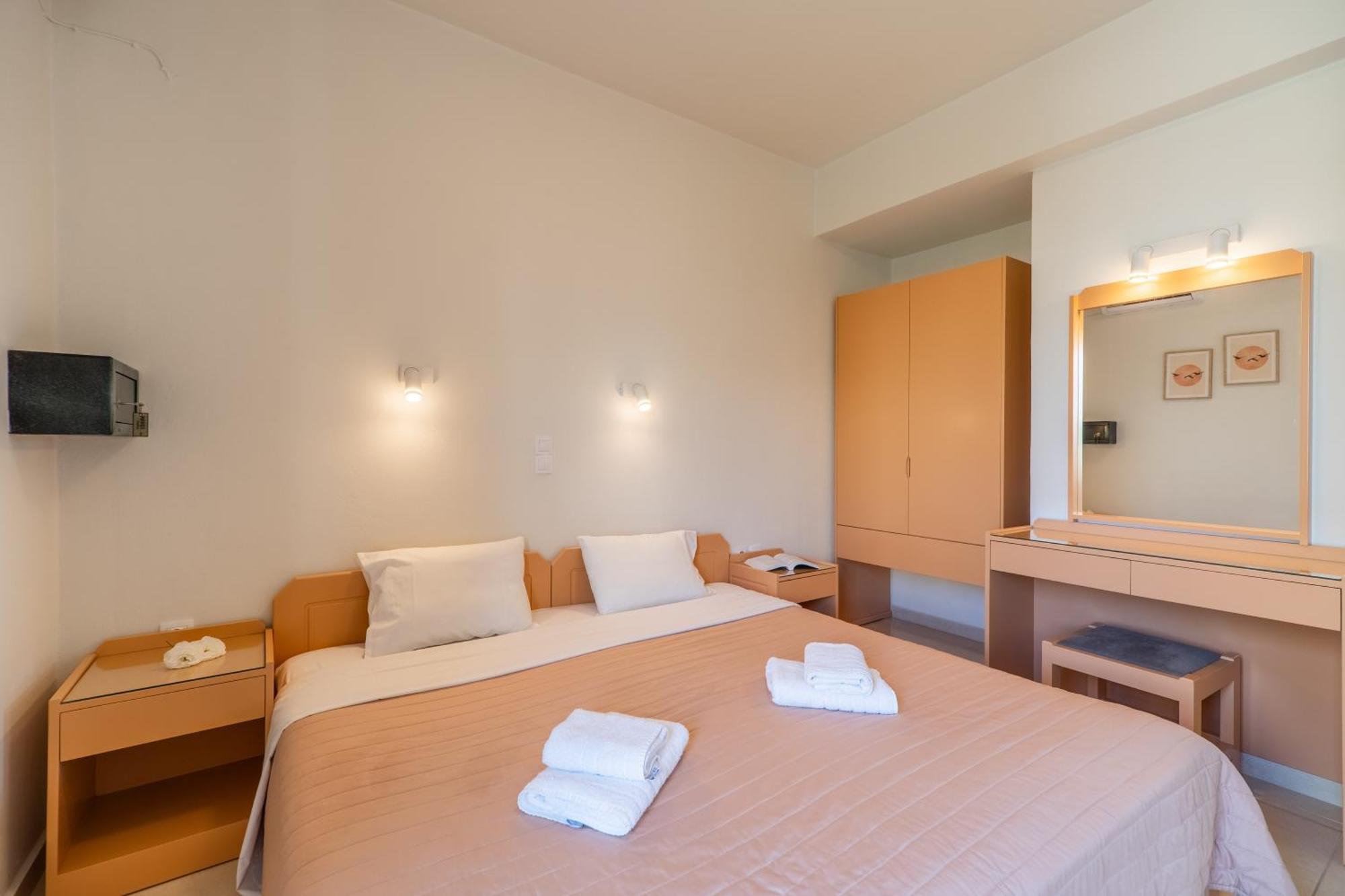Manos Beachside Apartments Agia Marina  Номер фото