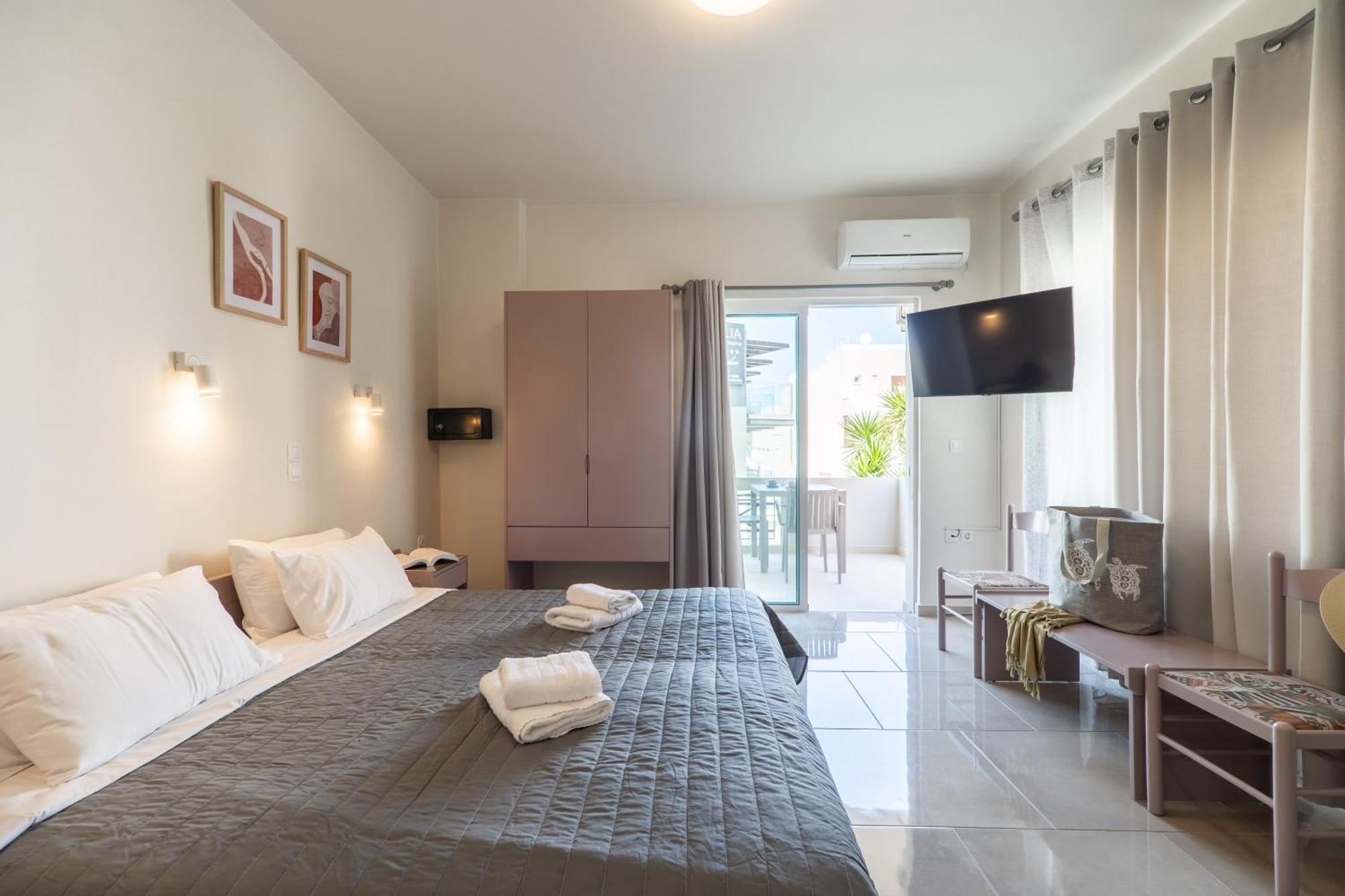 Manos Beachside Apartments Agia Marina  Номер фото