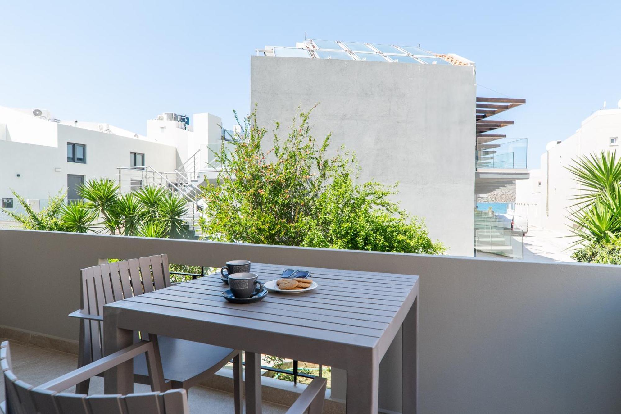 Manos Beachside Apartments Agia Marina  Номер фото