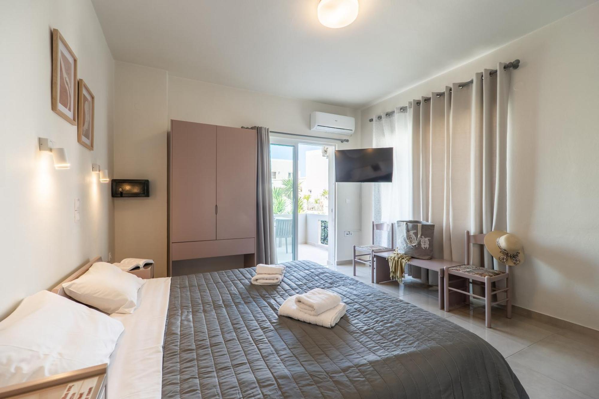 Manos Beachside Apartments Agia Marina  Номер фото