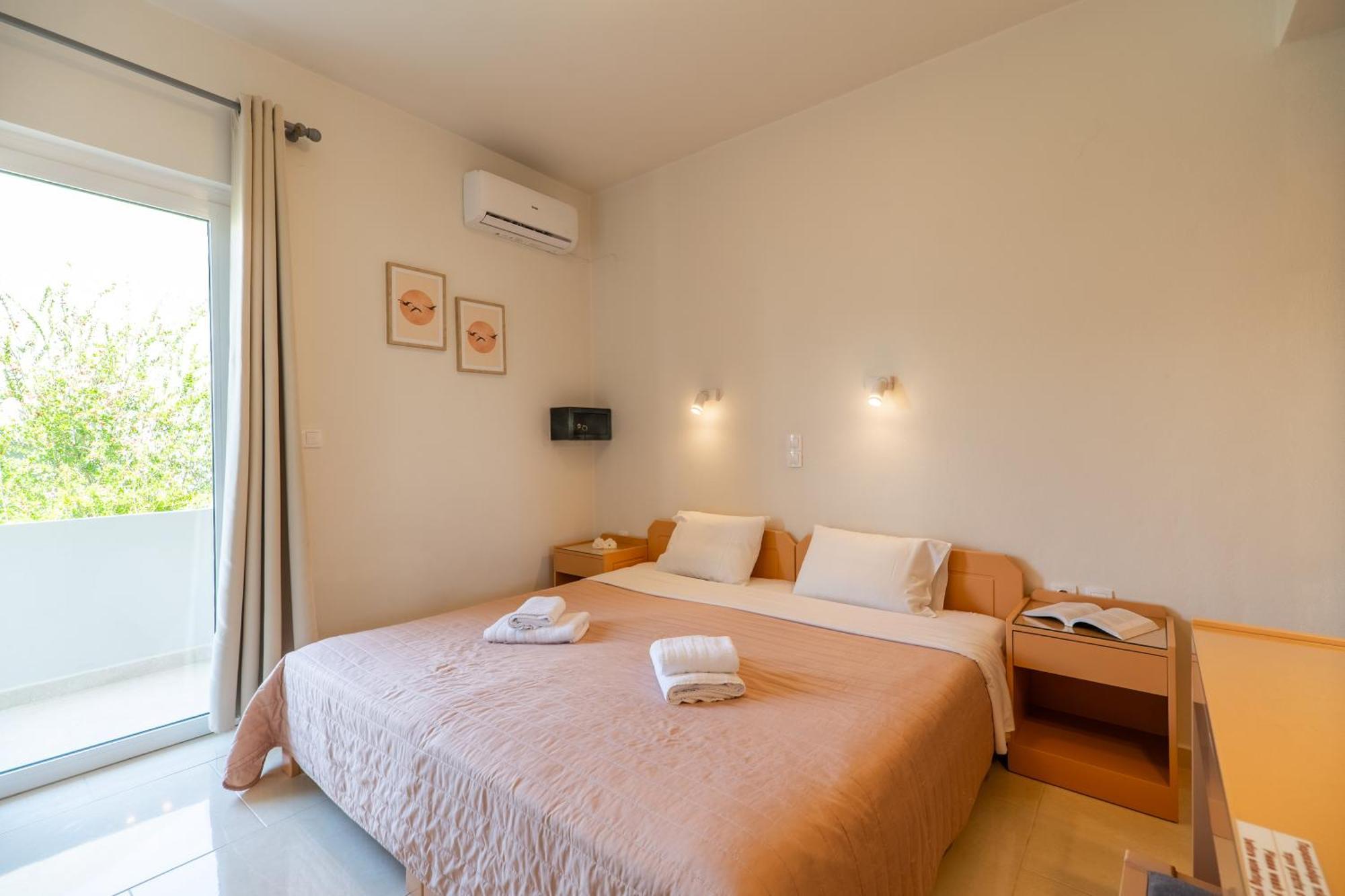 Manos Beachside Apartments Agia Marina  Номер фото
