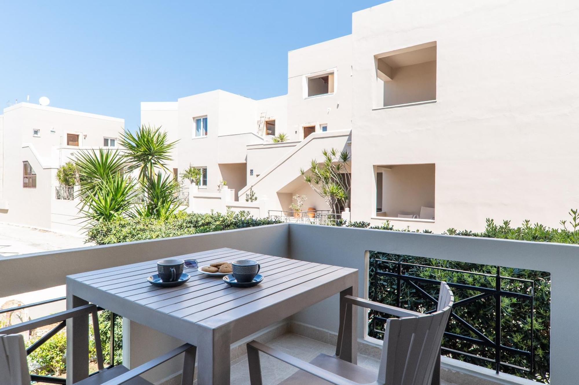 Manos Beachside Apartments Agia Marina  Номер фото