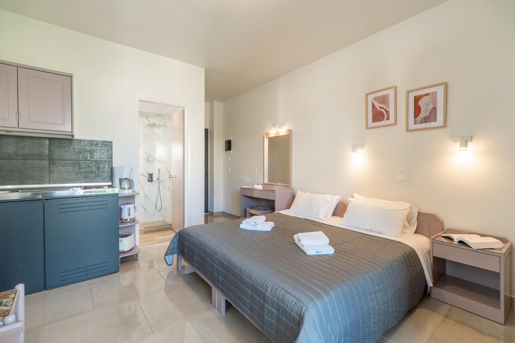 Manos Beachside Apartments Agia Marina  Екстер'єр фото