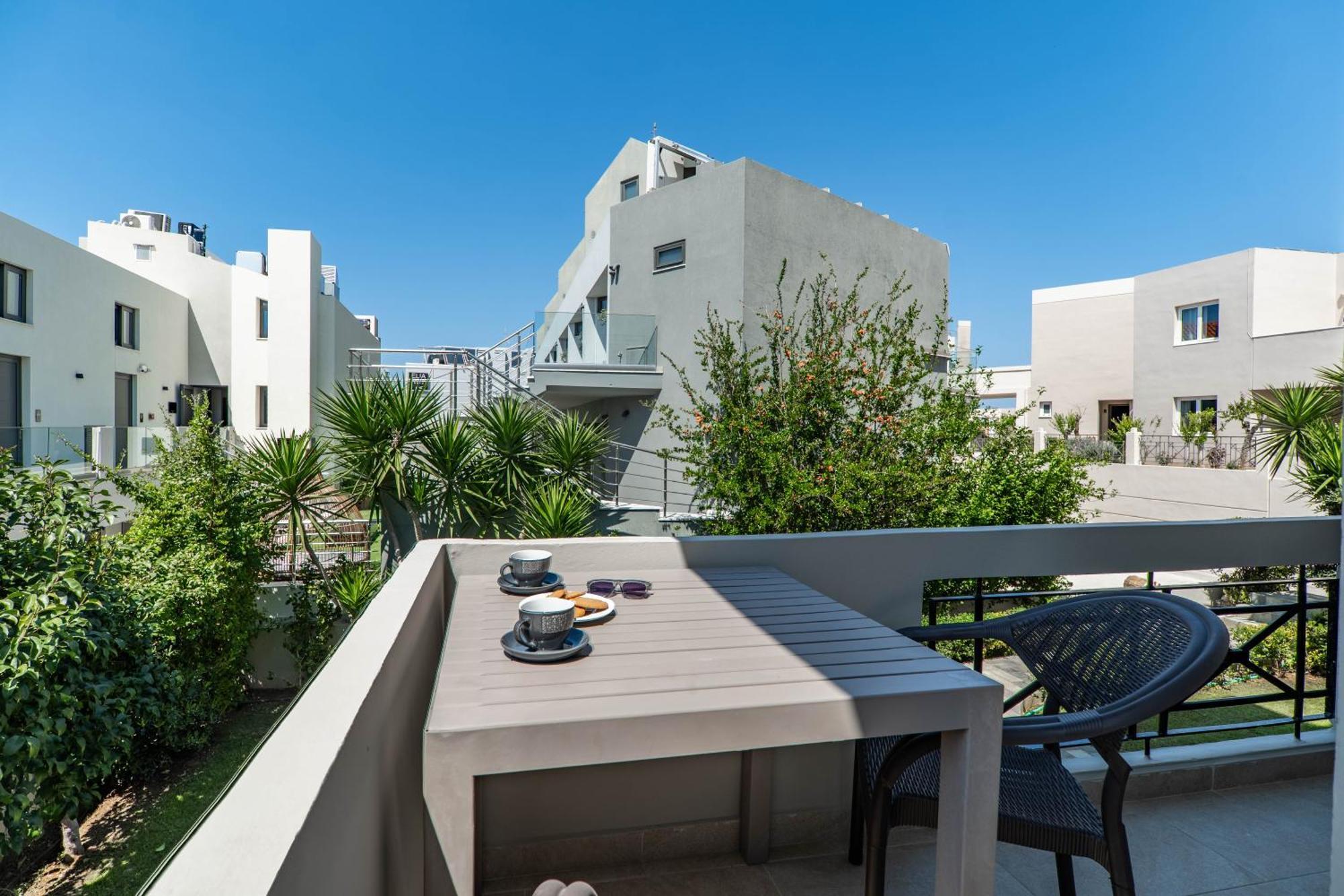 Manos Beachside Apartments Agia Marina  Екстер'єр фото