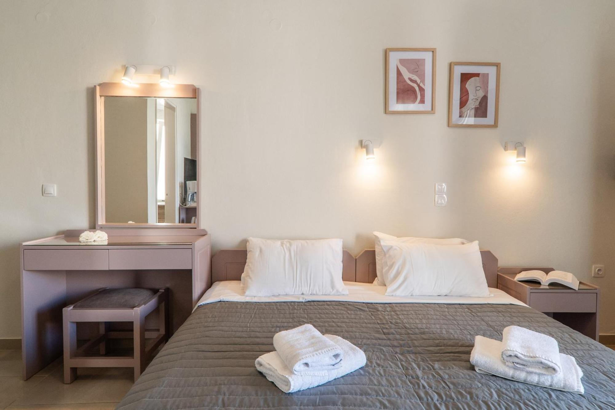 Manos Beachside Apartments Agia Marina  Номер фото